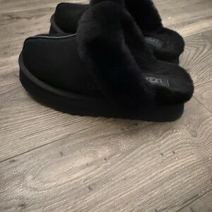 UGG Women's Cozy Black platform Slippers